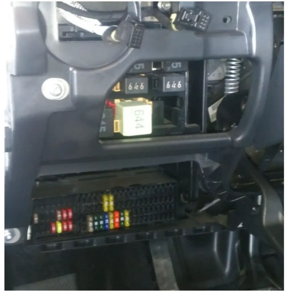 bloky v saloni volkswagen golf plus - Запобіжники і реле Volkswagen Golf Plus bloky v saloni volkswagen golf plus